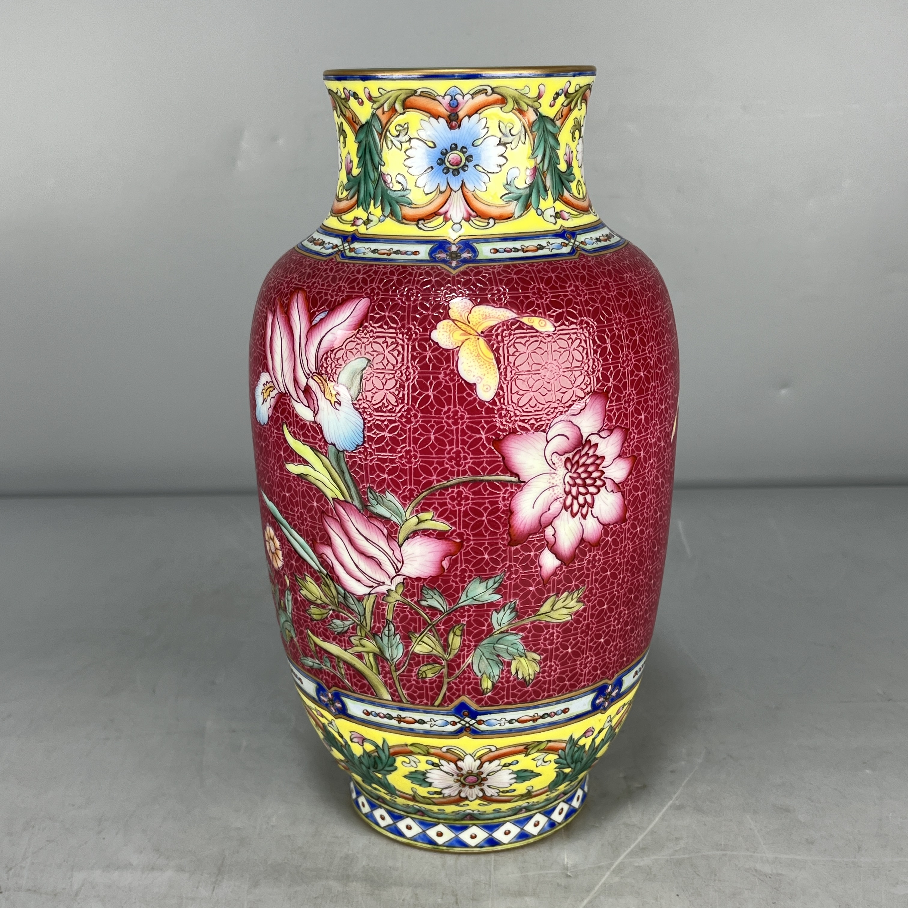 仿古瓷 仿古大清乾隆年制胭脂红轧道珐琅彩花蝶纹灯笼瓶