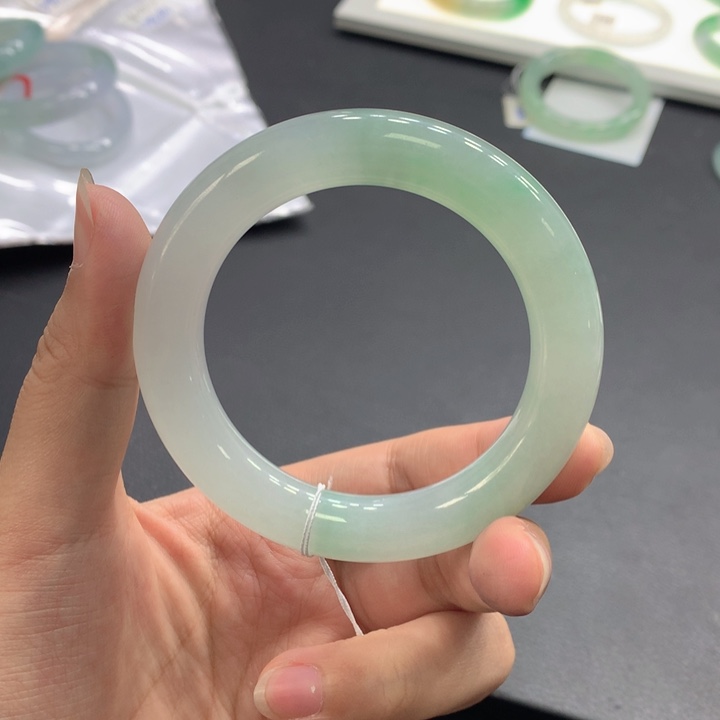 翡翠手镯未镶嵌翡翠