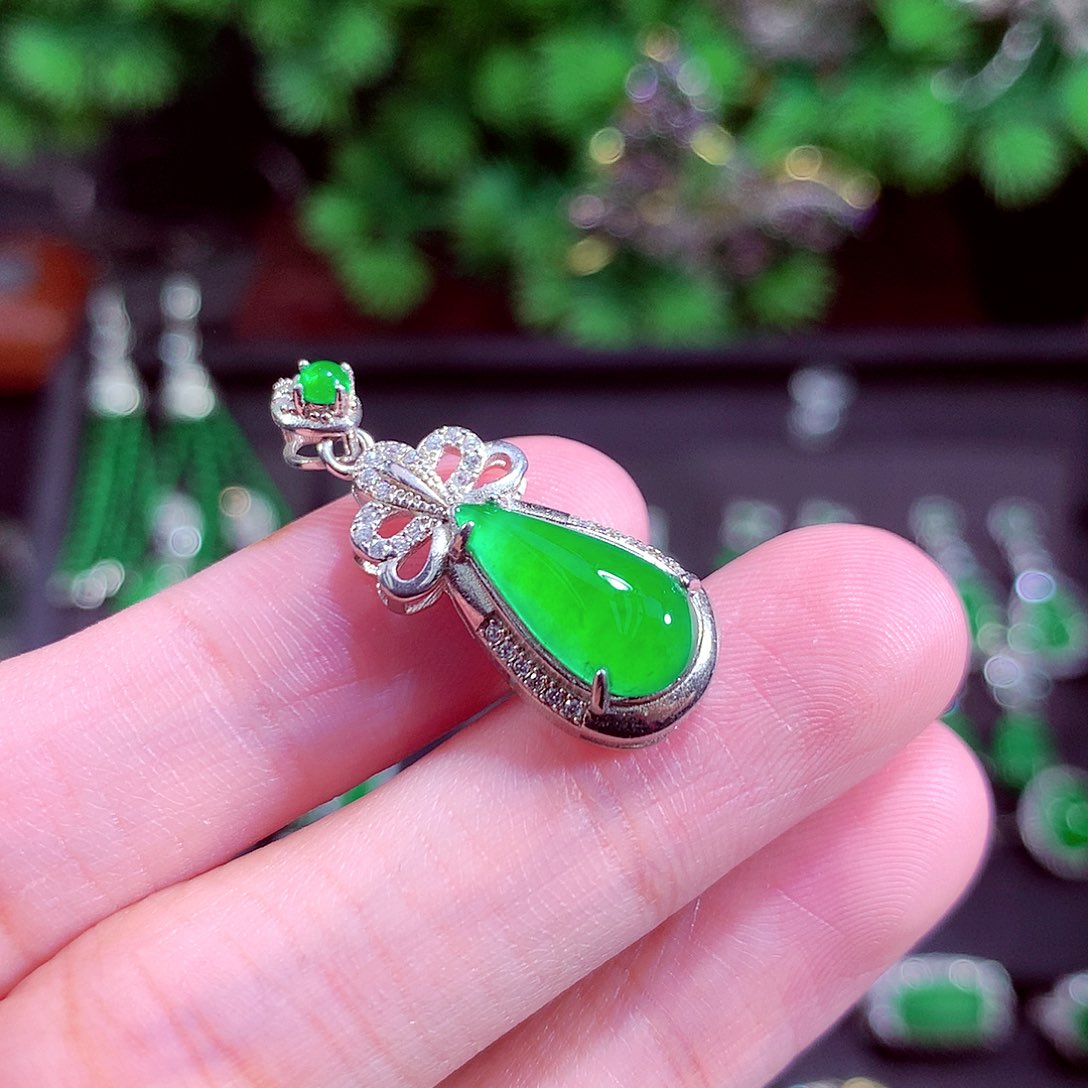 颈饰未镶嵌翡翠天然