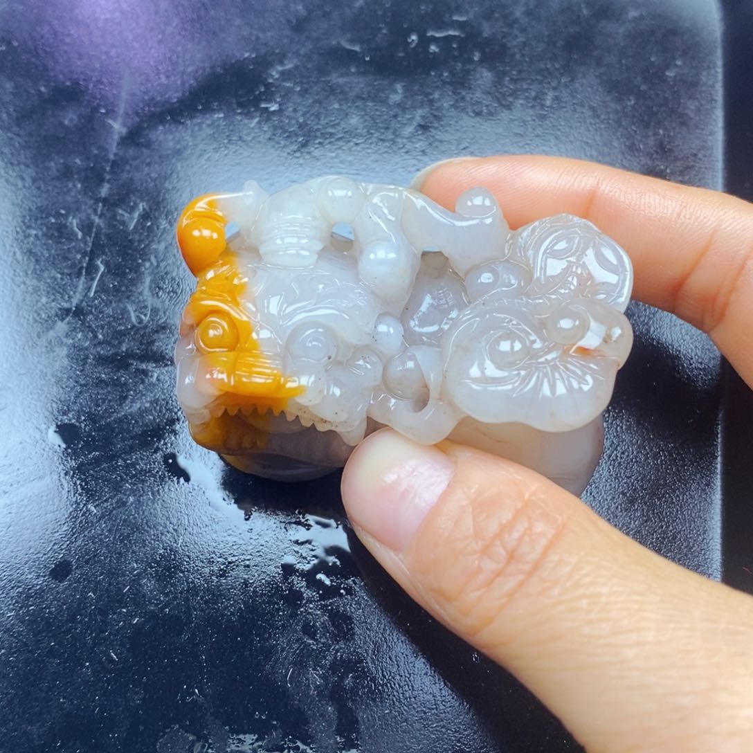 石英质玉（黄龙玉）未镶嵌颈饰