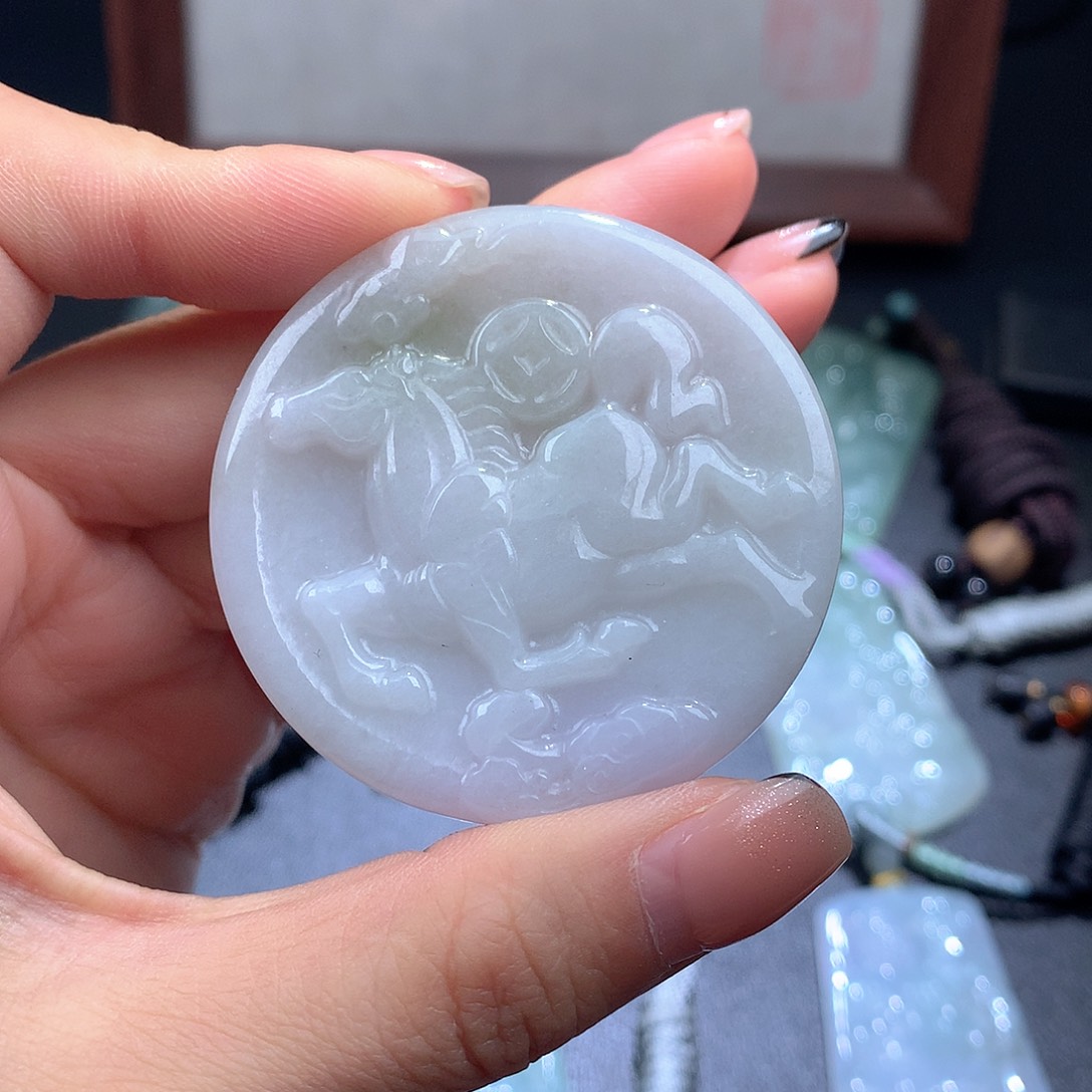 翡翠未镶嵌颈饰马上有米