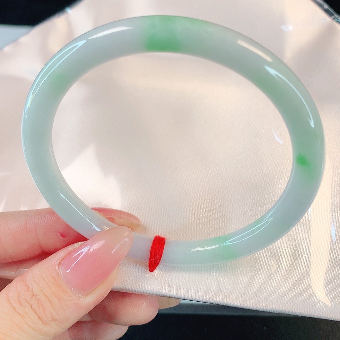 翡翠手镯未镶嵌有纹裂抠手