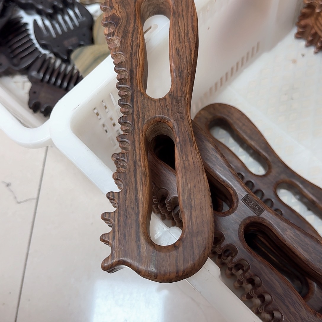 花梨木双孔推板瑕疵款