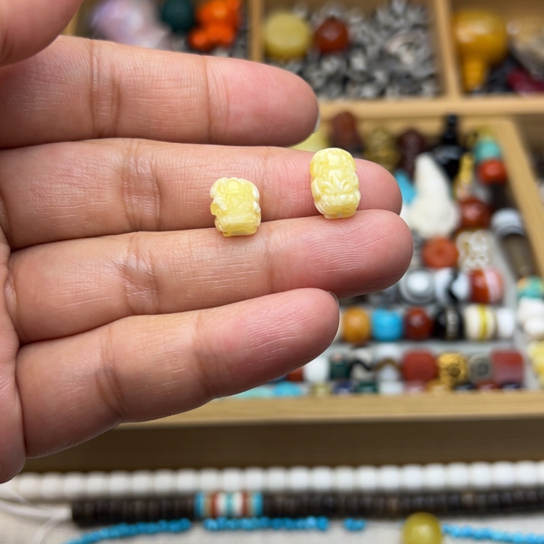 蜜蜡裸石未镶嵌貔貅多样性发其中一颗