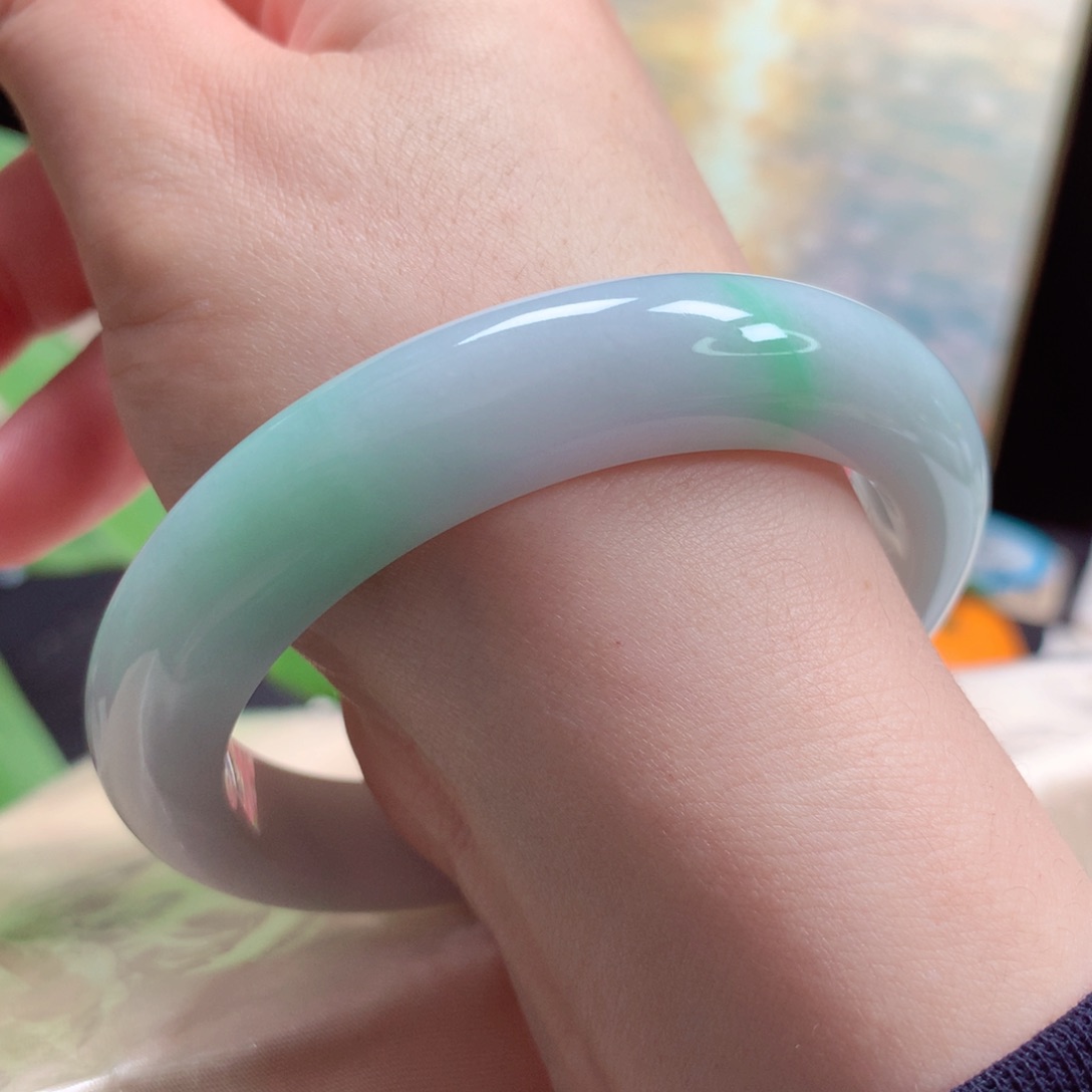 翡翠未镶嵌手镯43绿飘花