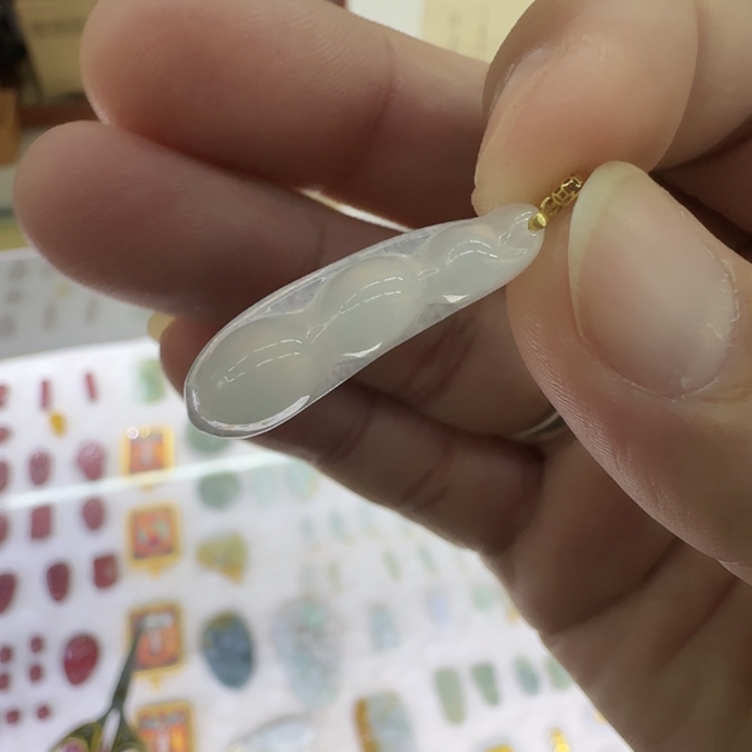 徐***~翡翠18K金镶嵌颈饰