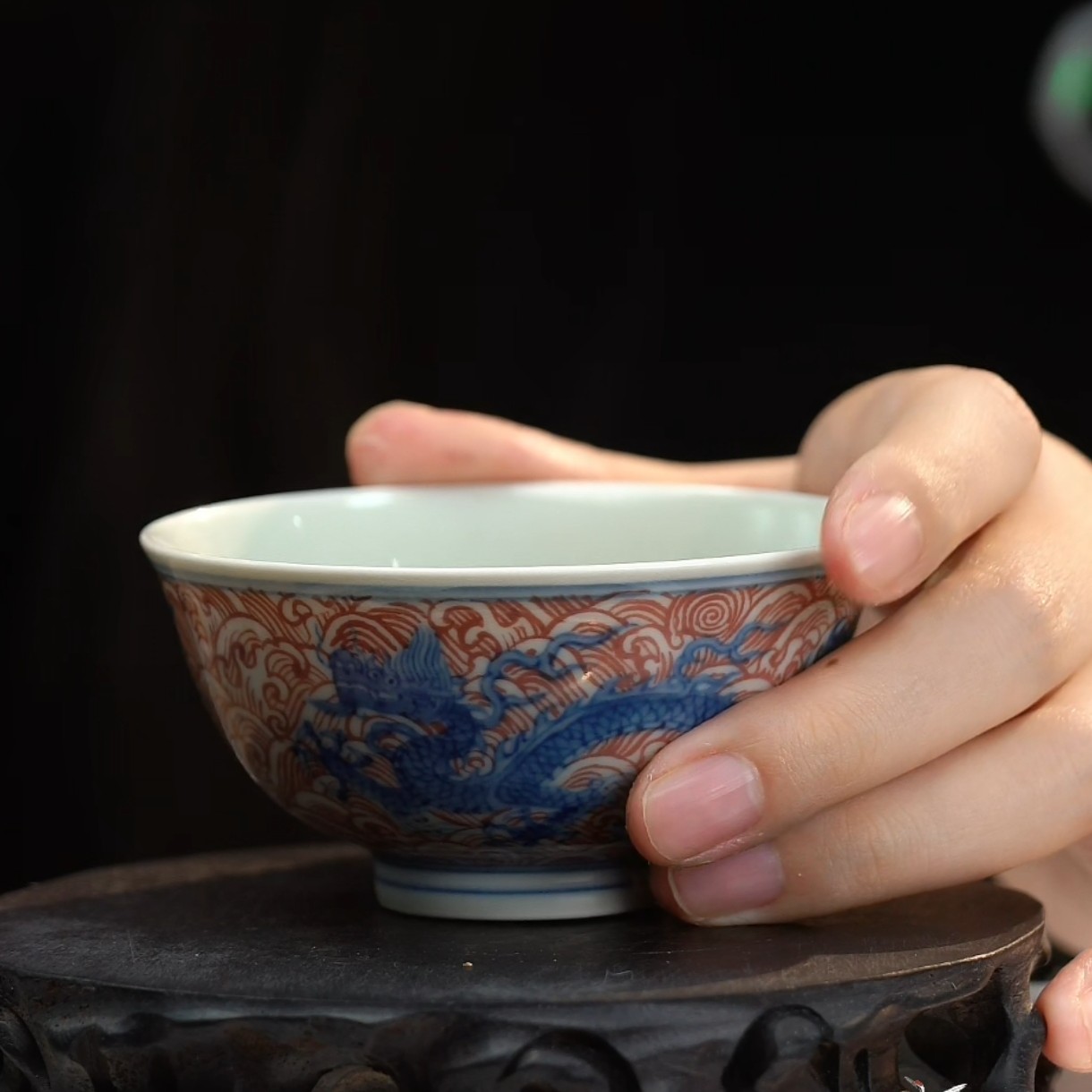 青花釉里红海水龙纹杯