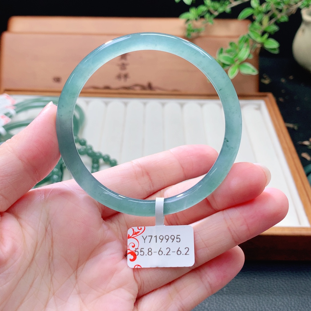 翡翠未镶嵌手镯（圆镯）