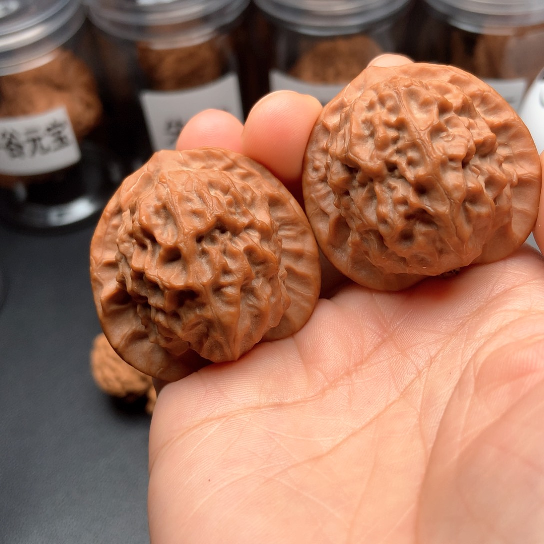 文玩核桃吊坠瓷娃娃