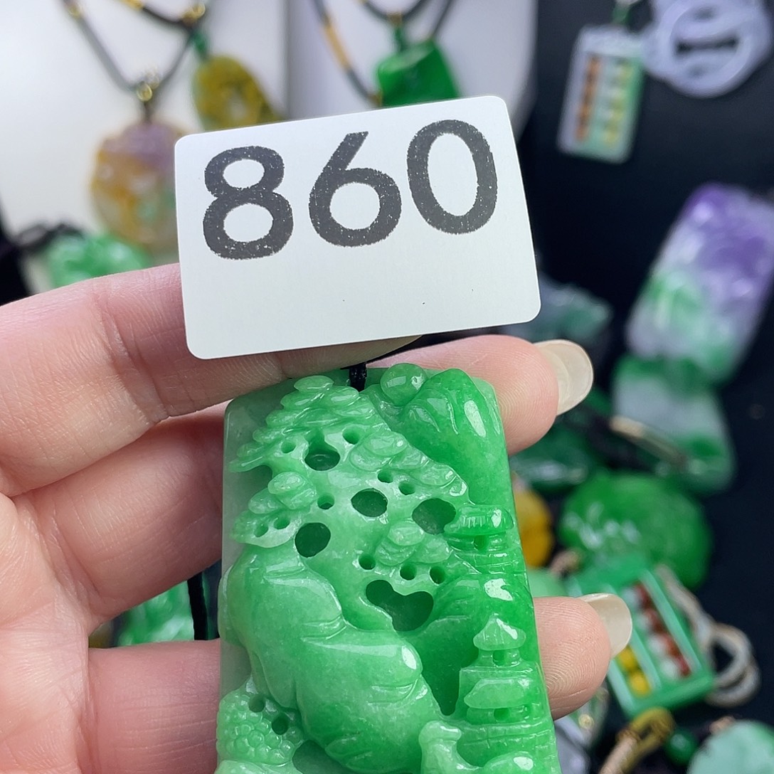 翡翠未镶嵌吊坠(赠链)