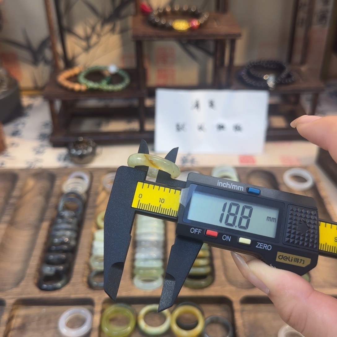 蛇纹石玉颈饰合金