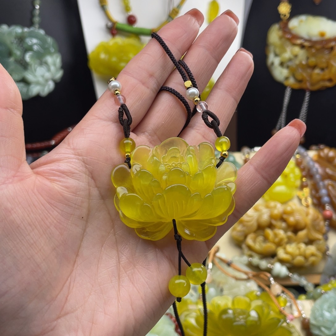 未镶嵌蛇纹石玉颈饰冠*