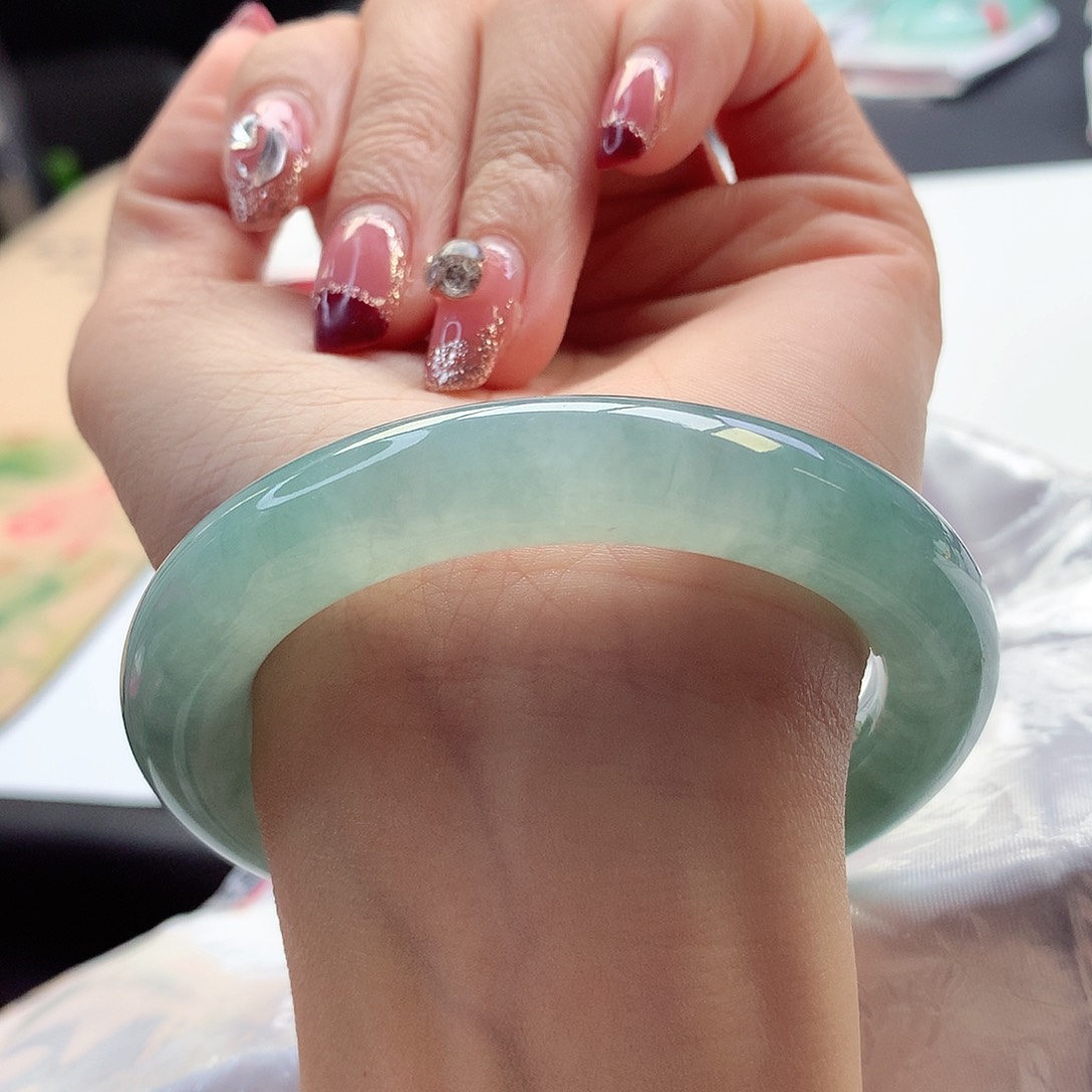 翡翠手镯未镶嵌55-56圈口冰湖绿超有性价比