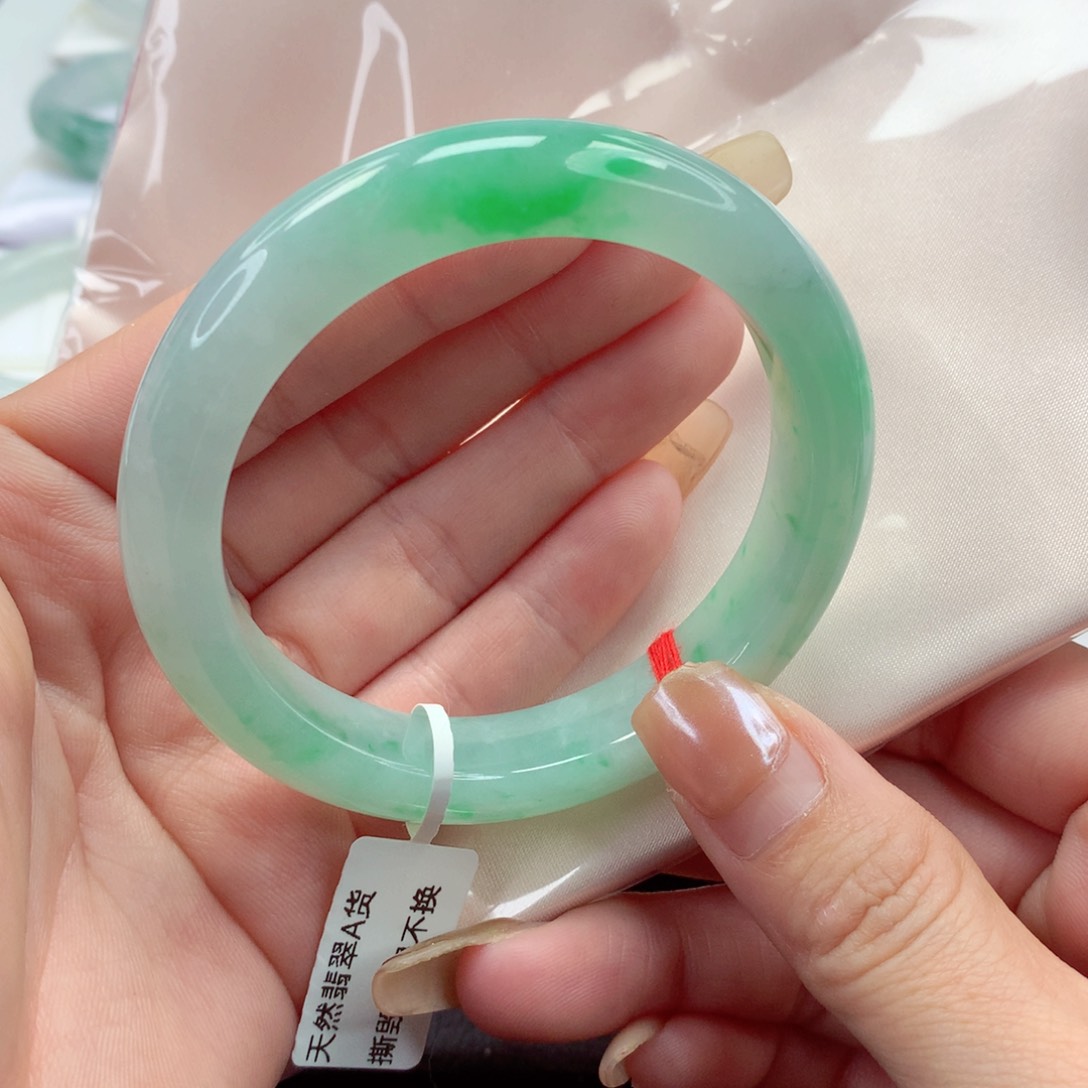 翡翠手镯未镶嵌56圈口 起胶冰润飘阳绿有种有色