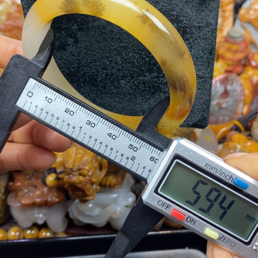 未镶嵌石英质玉（黄龙玉）颈饰