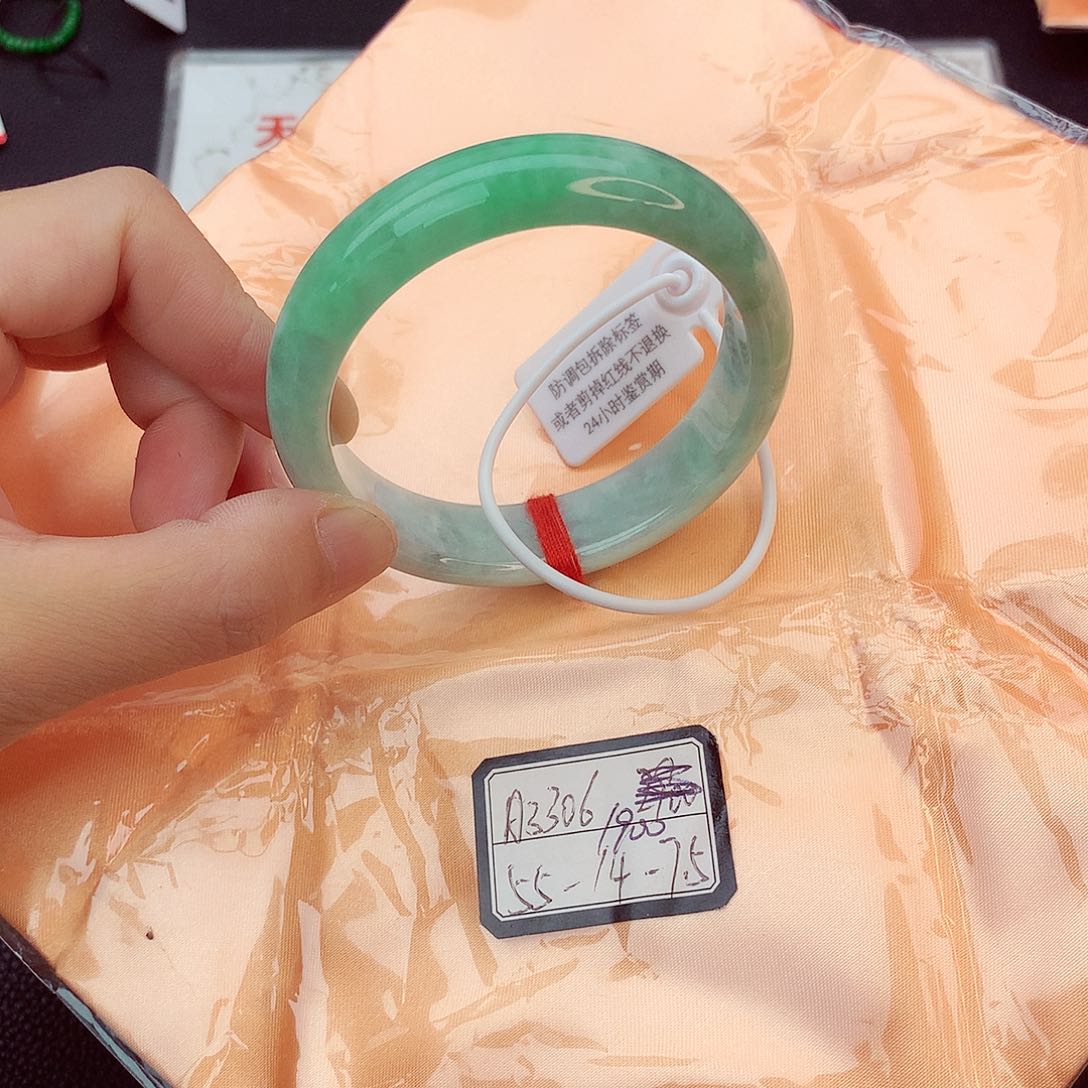 翡翠手镯未镶嵌翡翠