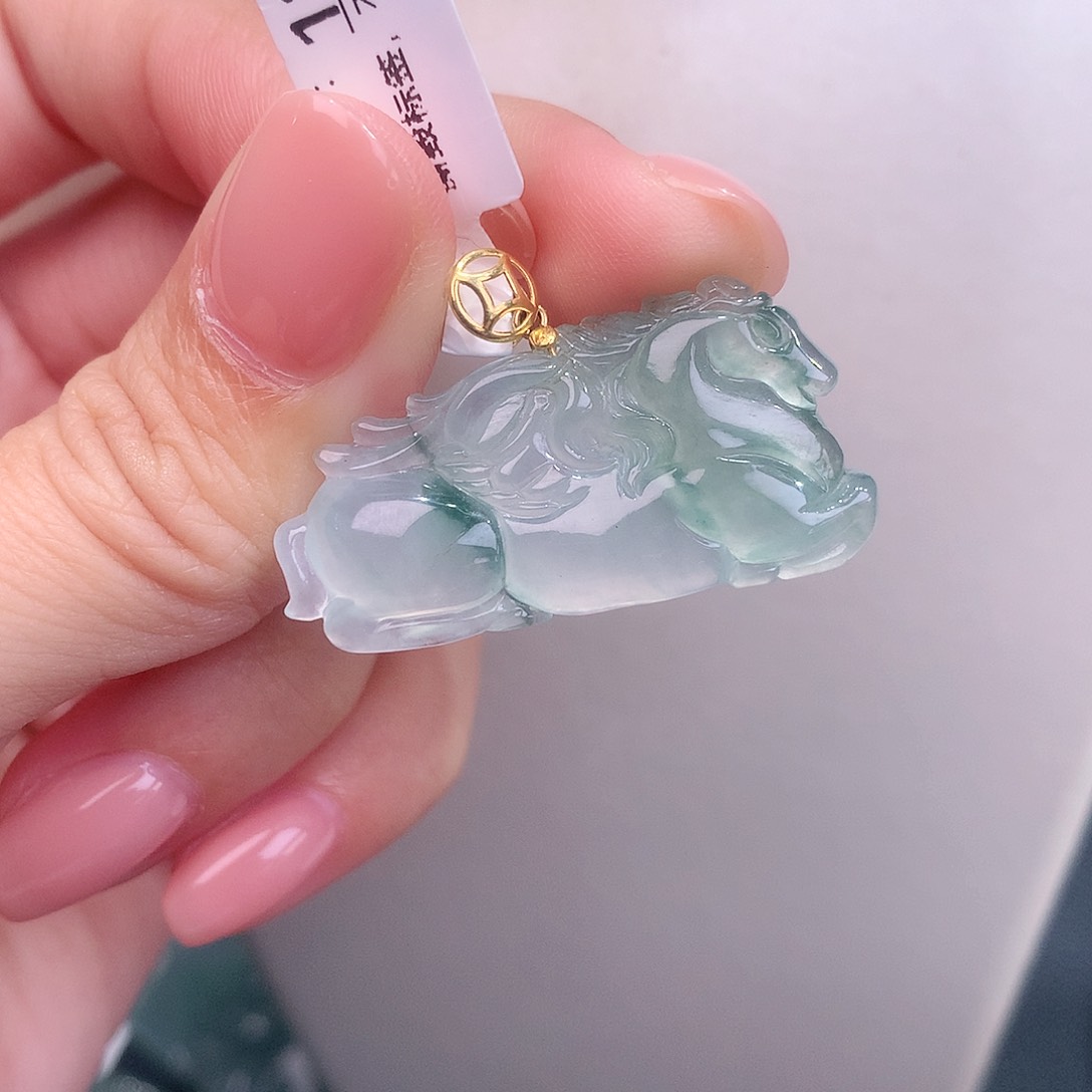 颈饰18K金镶嵌翡翠冰胶飘花飞马