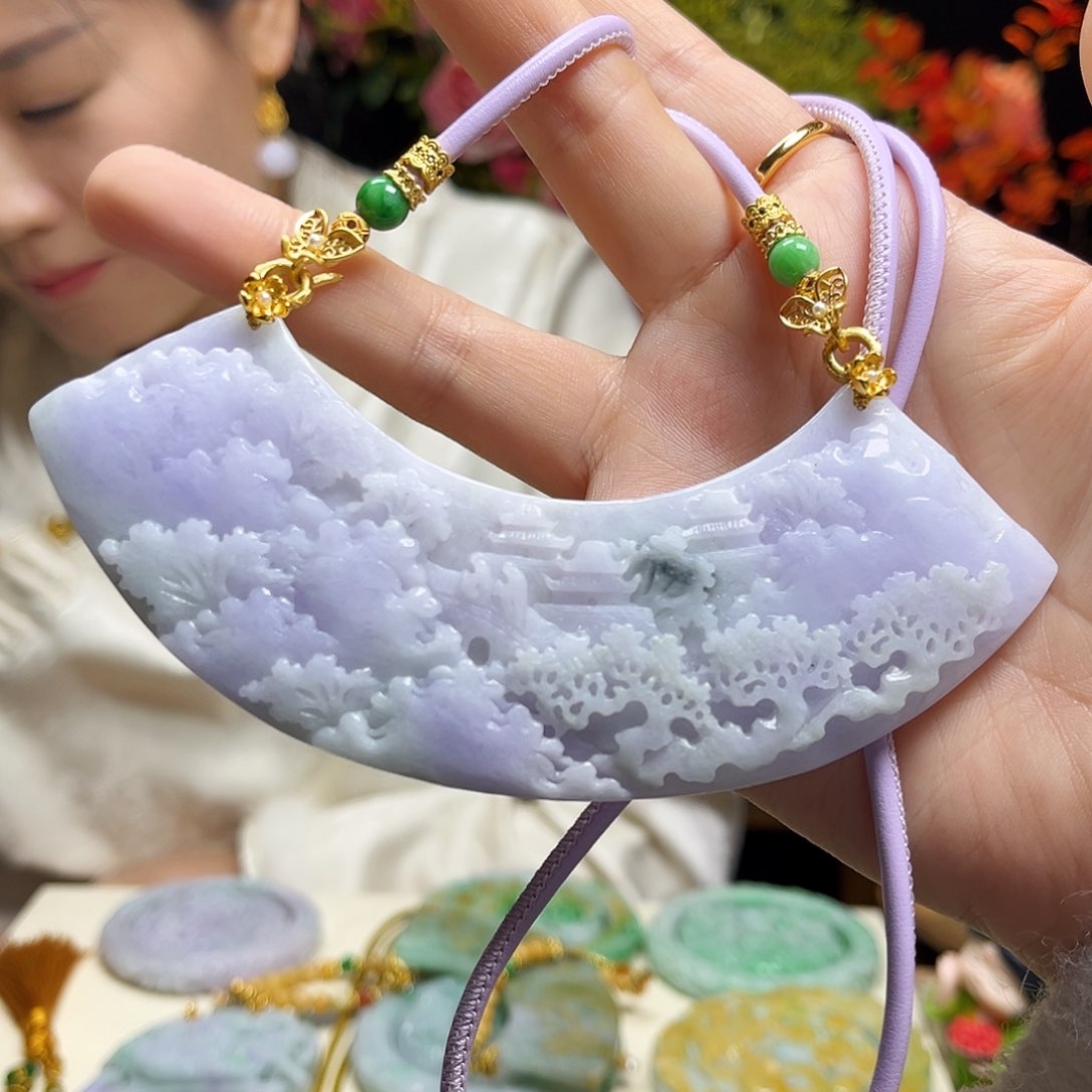 翡翠颈饰未镶嵌山水弯弯