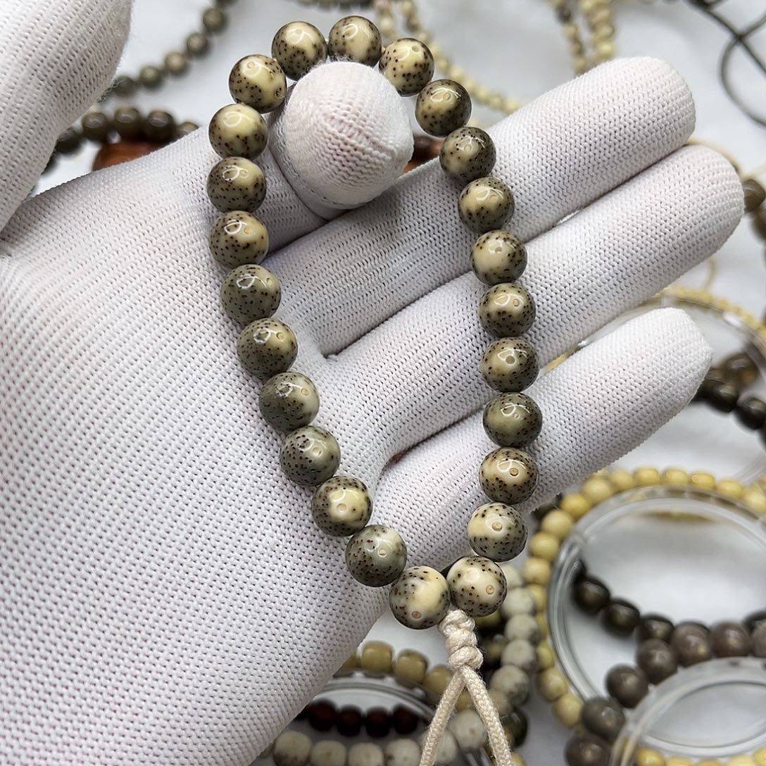 星月菩提吊坠绿包白手持