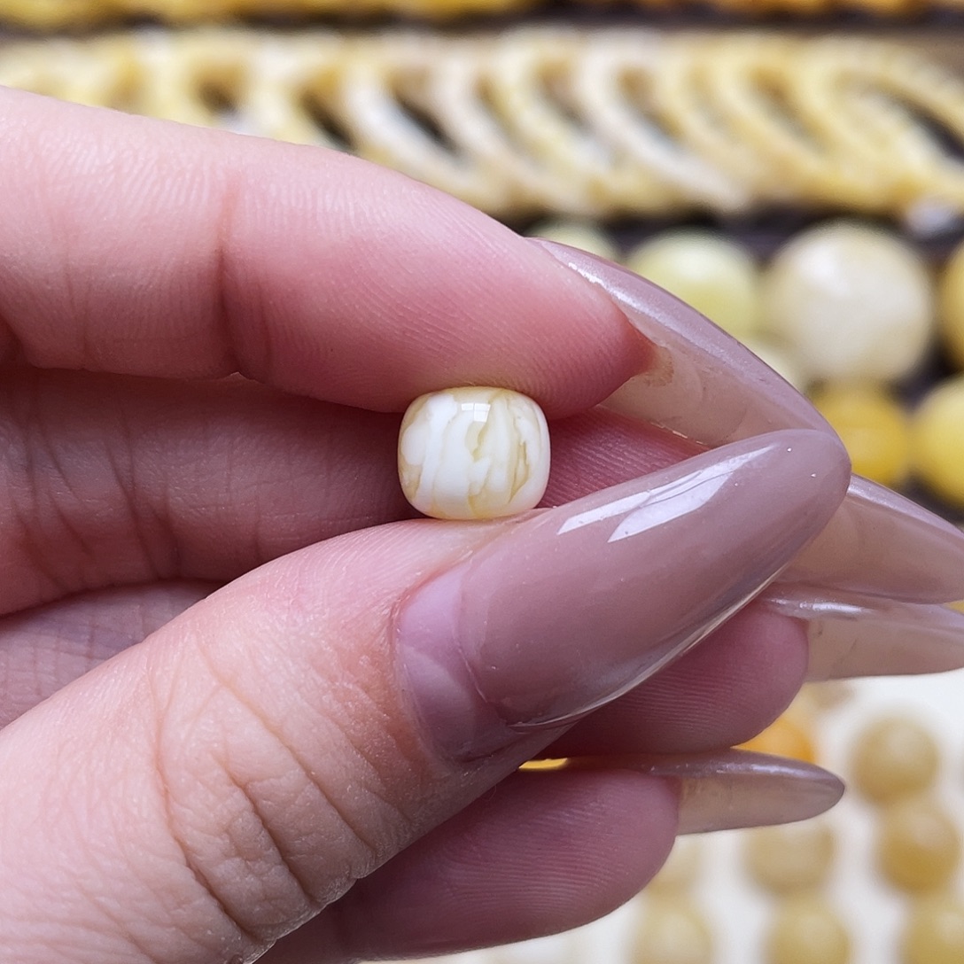 琥珀未镶嵌裸石8.5*7.5mm