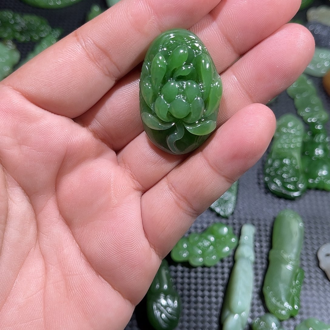 小***黑和田玉未镶嵌颈饰