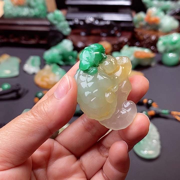 离***幻未镶嵌挂件石英质玉（非洲翠）