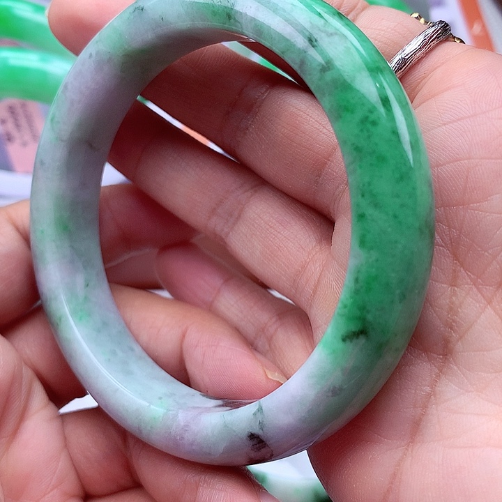 翡翠手镯未镶嵌翡翠