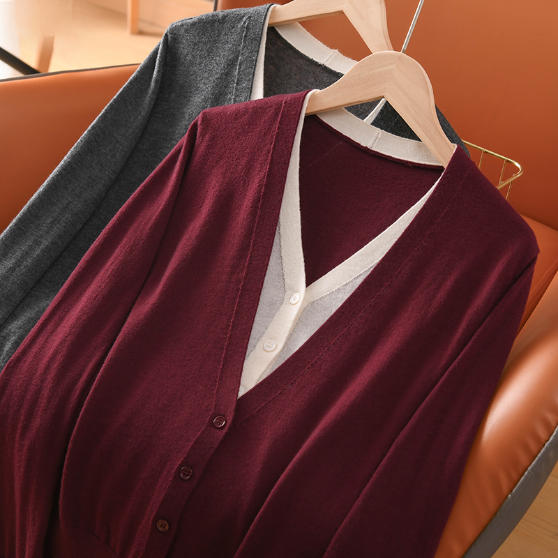 轻盈显瘦 绵羊毛假两件流畅V领撞色拼接修身气质小众针织羊毛开衫