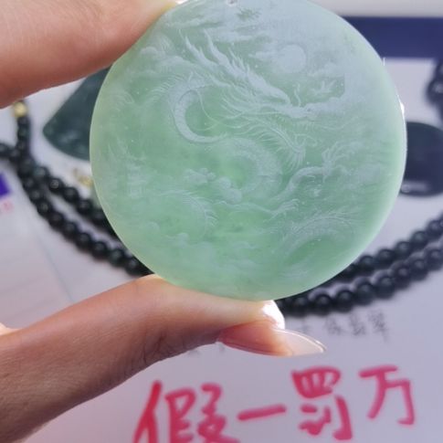 翡翠颈饰未镶嵌天然的A货翡翠