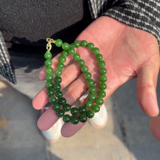 和田玉颈饰未镶嵌俄罗斯卡10冰辣阳绿，小点