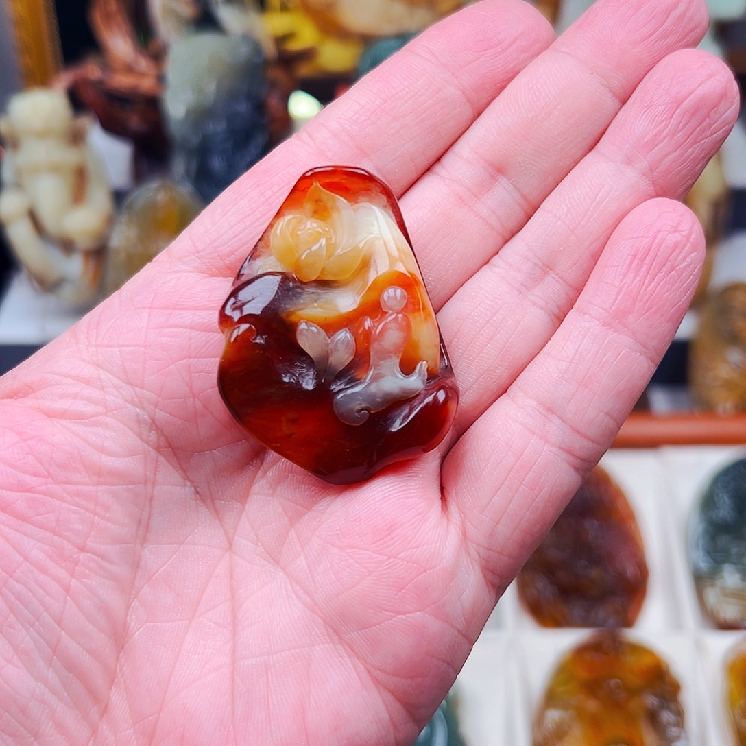 水***滴蛇纹石玉未镶嵌颈饰