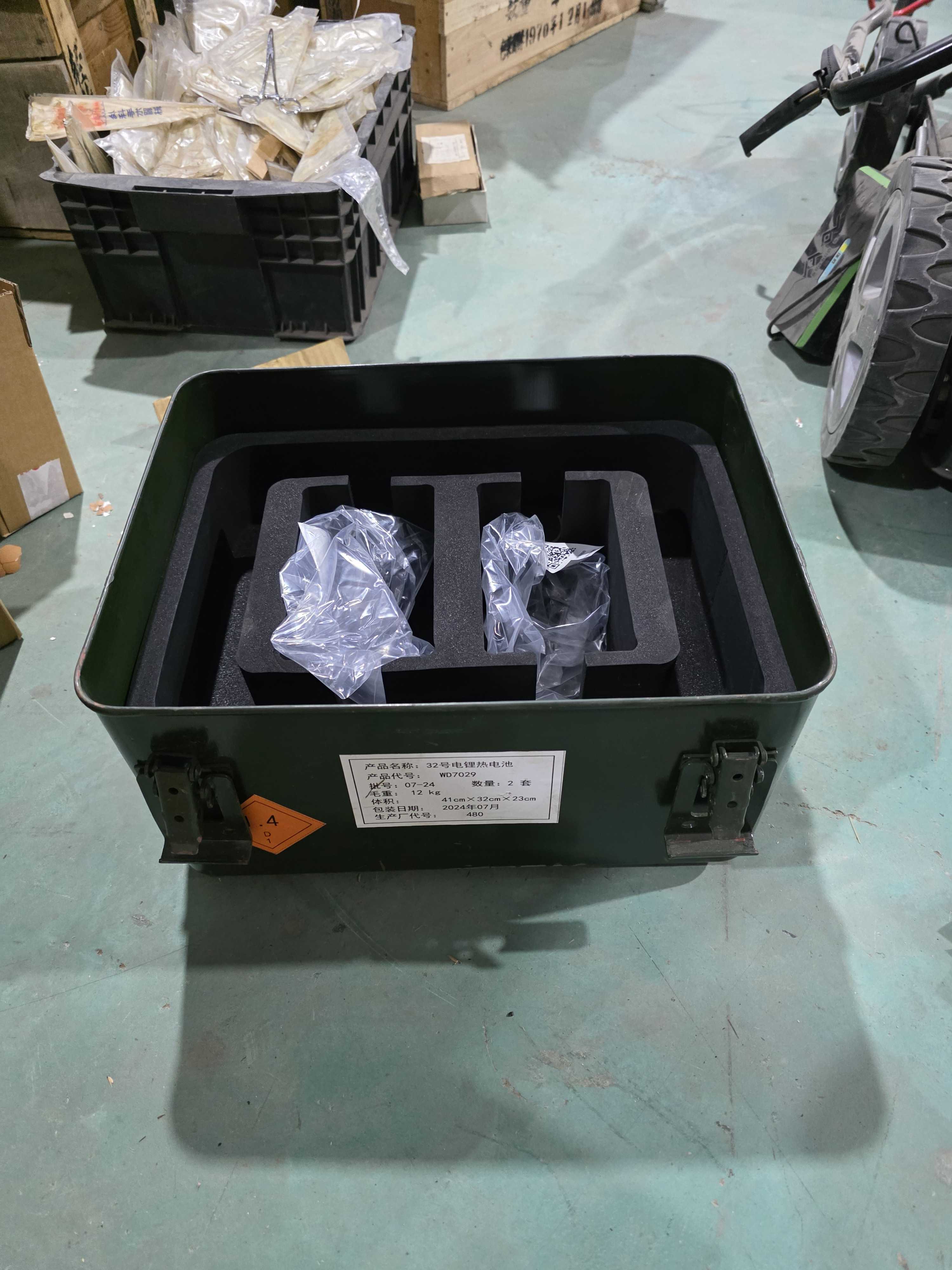 不带盖子的绿色工具箱