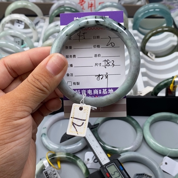 翡翠手镯未镶嵌翡翠