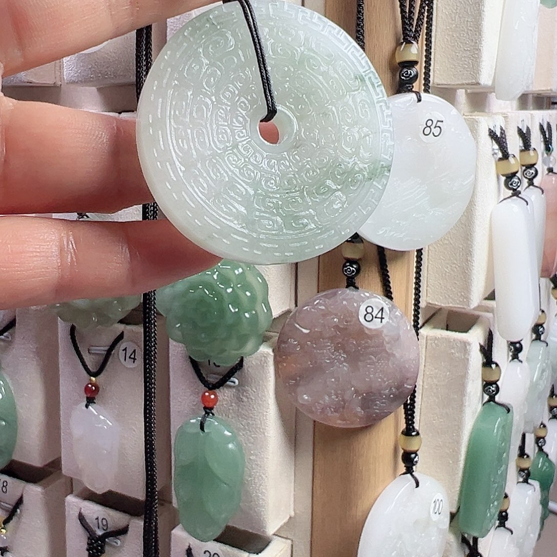 石英质玉未镶嵌颈饰