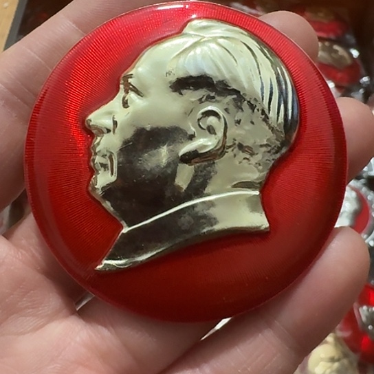 露***其他普通金属圆形红色人物像章