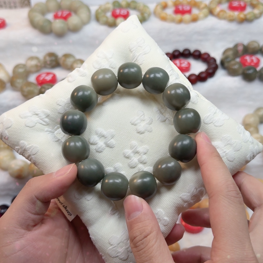 白玉菩提吊坠三卡19手工干磨阴皮料苹果园