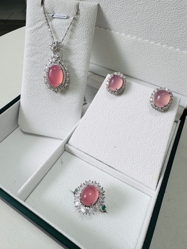 S925银天然玉髓满钻粉色鸽子蛋三件套