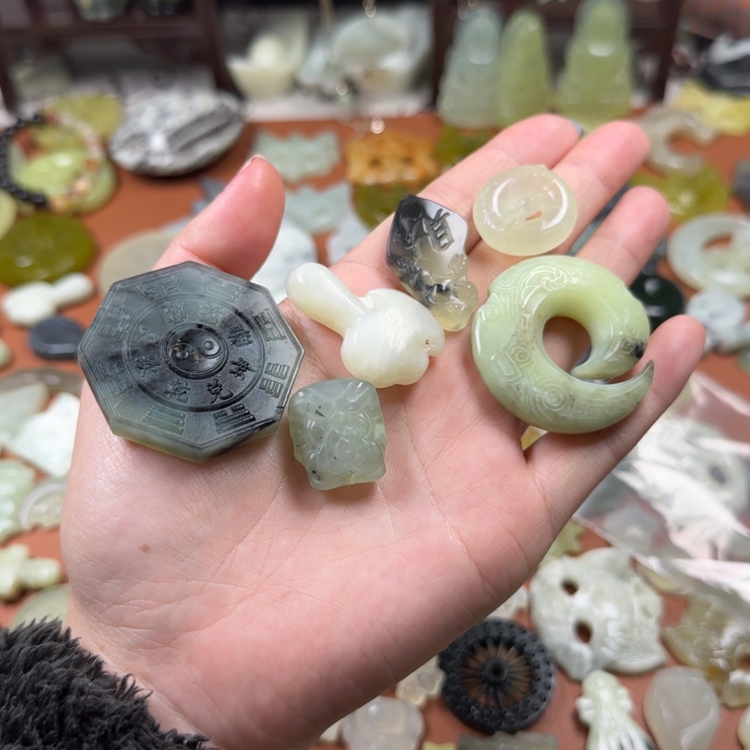 乖***头蛇纹石玉未镶嵌颈饰小挂件