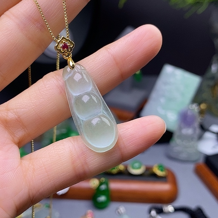 翡翠未镶嵌吊坠(赠链)