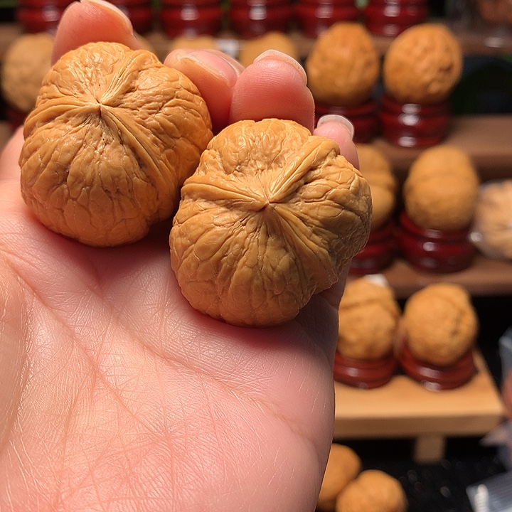 桃核吊坠黄金蜢三棱38尺寸