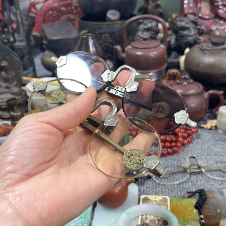 玉艺***大眼镜摆件。     