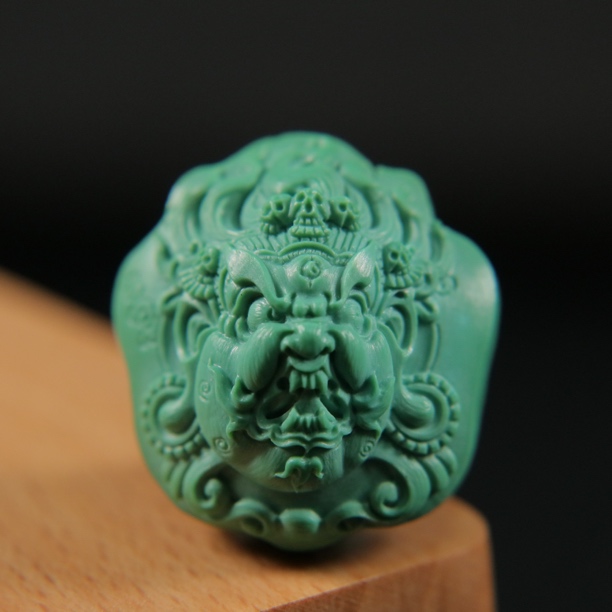 原矿绿松石玉化料·大黑天吊坠。尺寸23.8×26×19.5mm，重13.13g