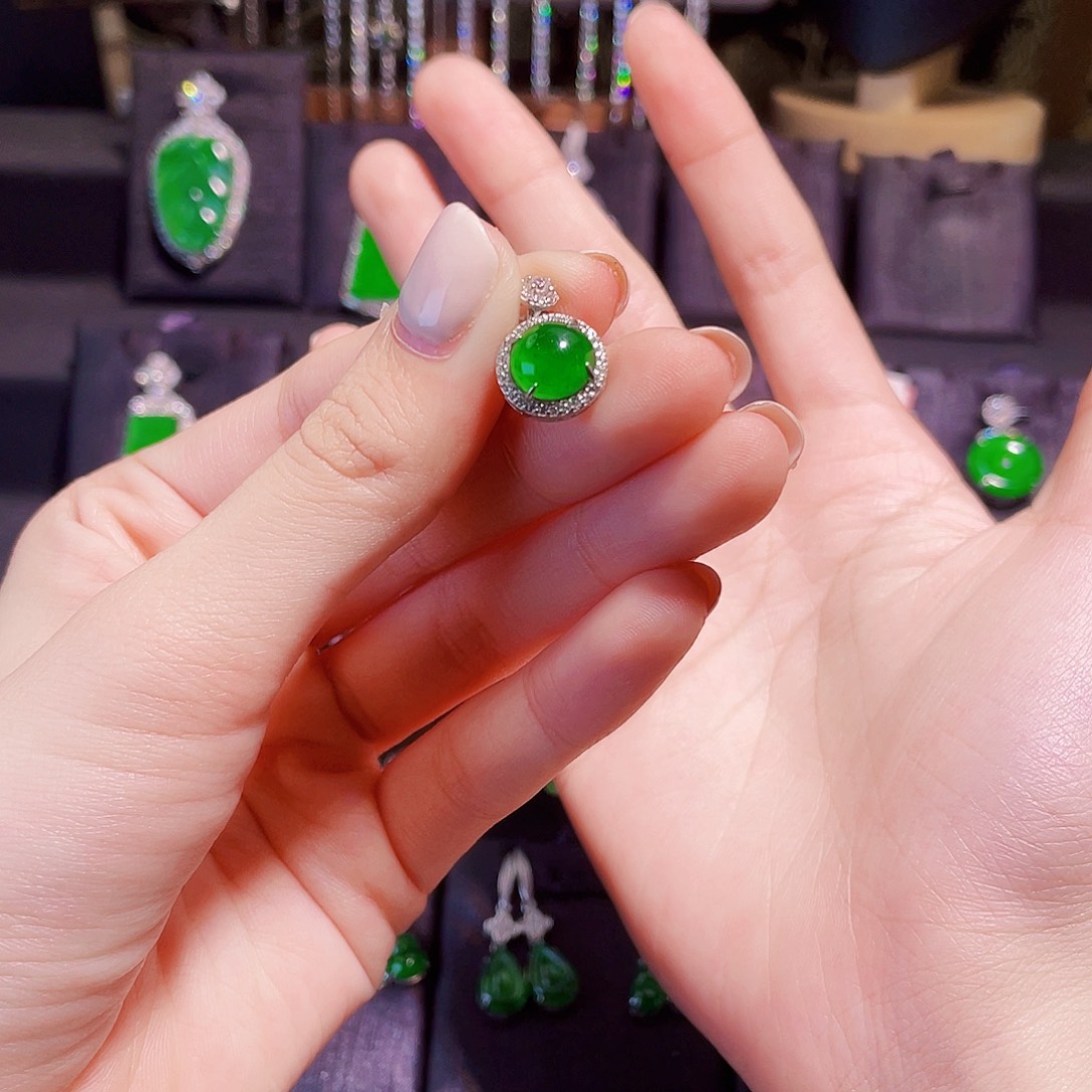 迦***娜翡翠银S925镶嵌颈饰蛋面