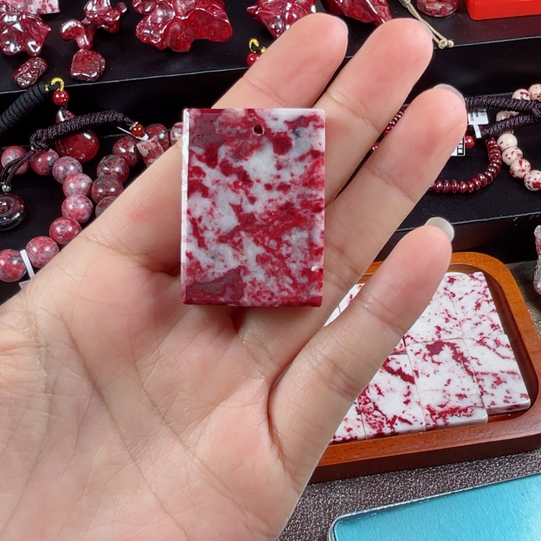 山***秀天然辰砂原石吊坠26克