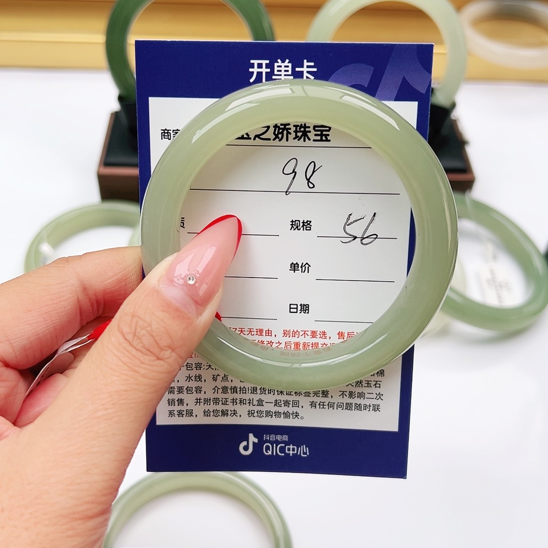 和田玉手镯未镶嵌露**妆