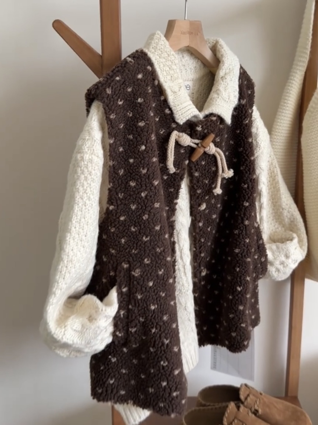 2025超火冬装一整套巨好看的套装波点马甲背心叠穿翻领毛衣两件套