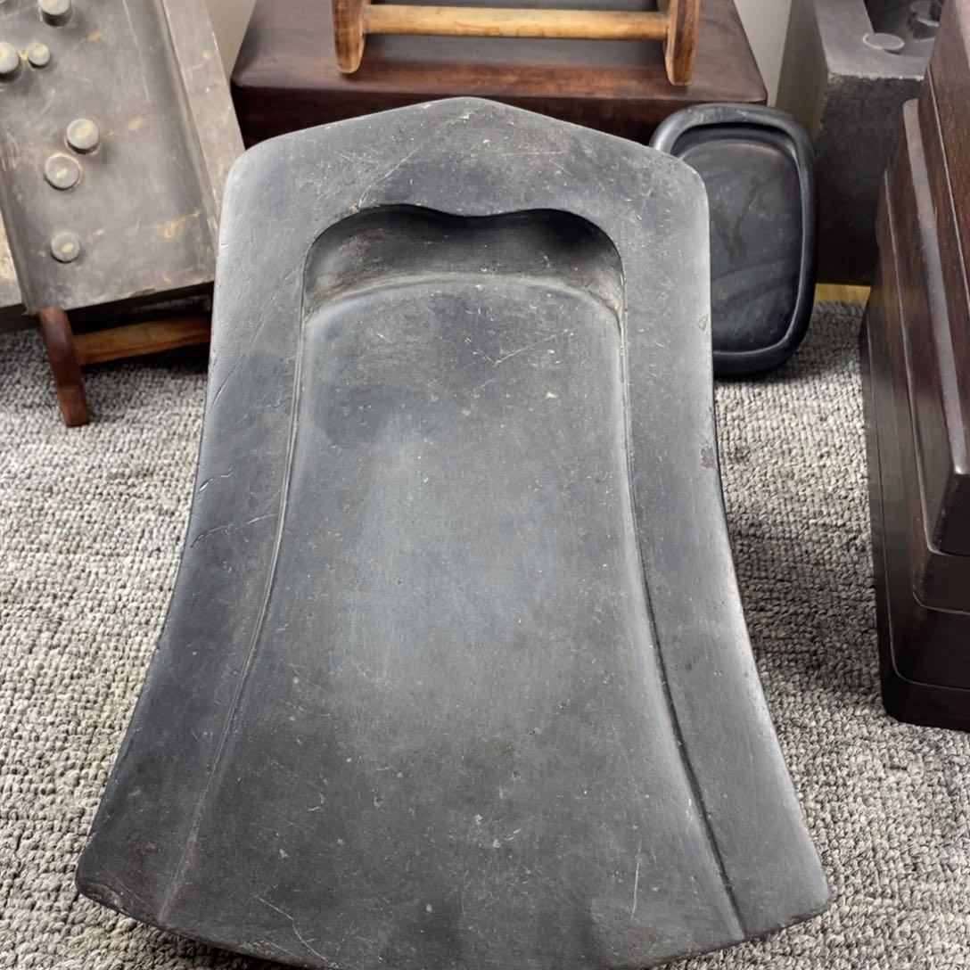 明风字歙砚乳足大气