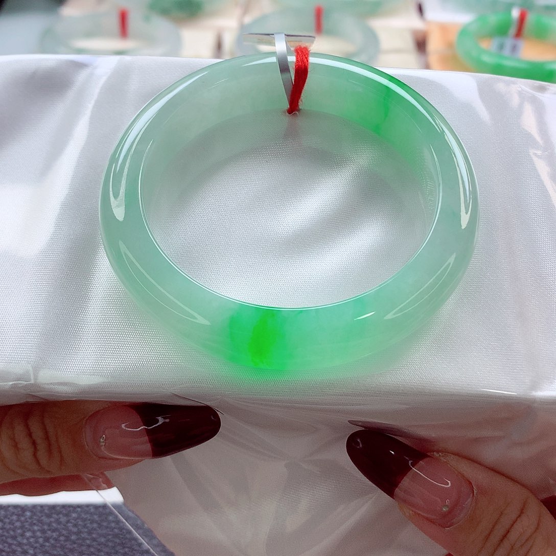 翡翠手镯未镶嵌51.5 辣绿显眼包 灵