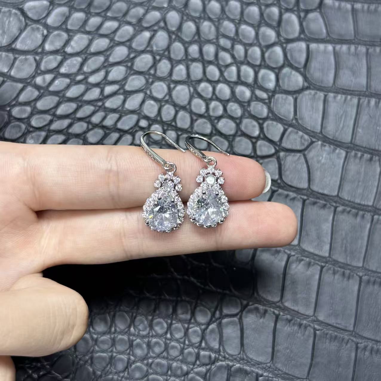 JDP1220阿鲁沙-典藏轻奢白钻-精工925耳钩