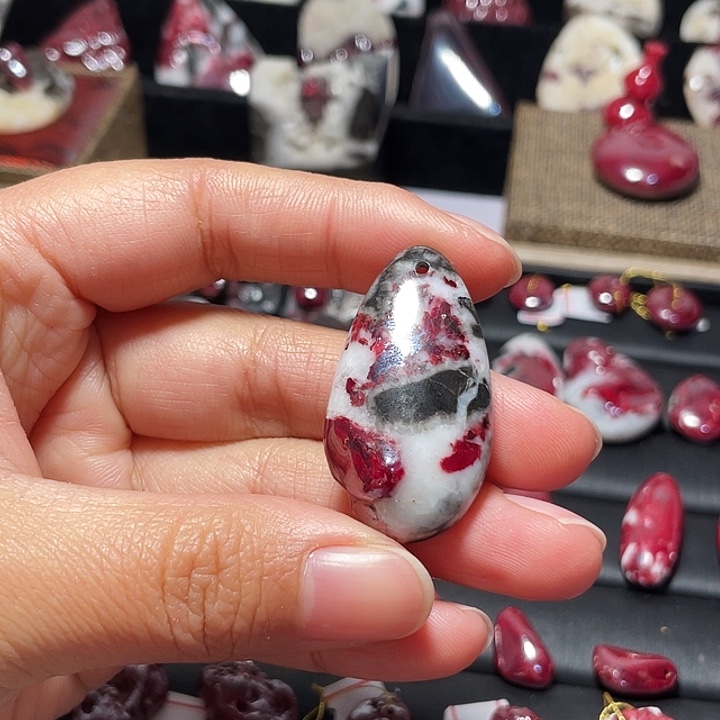 天然辰砂原石吊坠